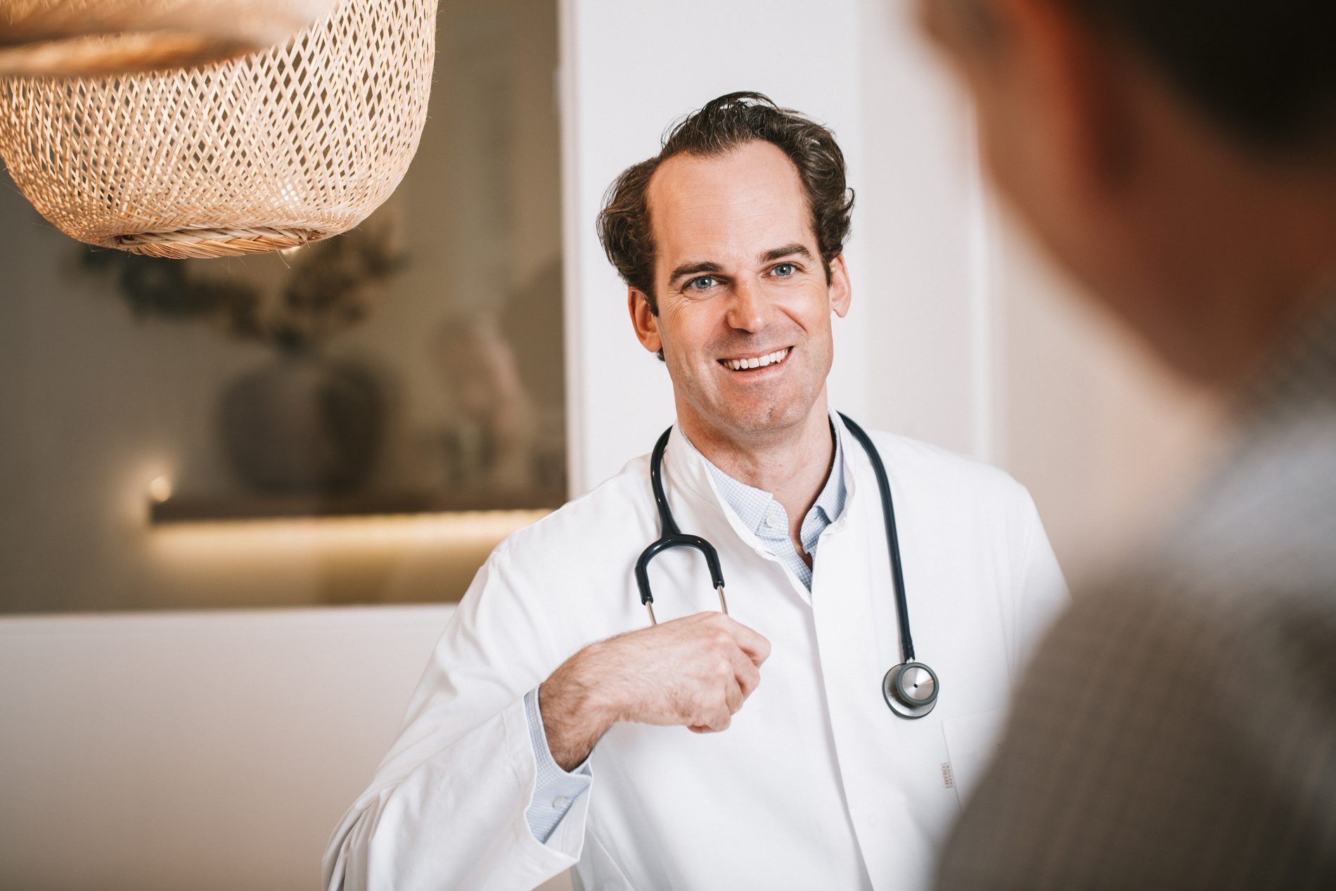 OA Dr. Nicolas Haffner im Patientengespräch in seiner Ordination